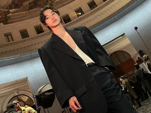 山崎賢人がパリで見せた胸板ショット！ 独特ファッションに「フレディマーキュリーなの？」の声も