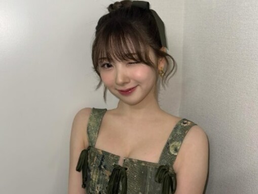 「まだ19歳だから」NiziU・ミイヒ、美谷間あらわなセクシー衣装ショットに心配の声。「布少なくないか？！」