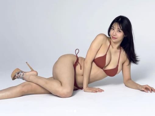 グラビアレジェンド・鈴木ふみ奈、圧巻ボディあらわなビキニ姿！ 「超スタイルヤバい」「マンガみたい」