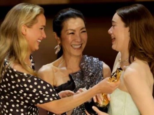 ミシェル・ヨー、アカデミー賞の“アジア人差別”について声明発表。『哀れなるものたち』エマ・ストーンの“疑惑”