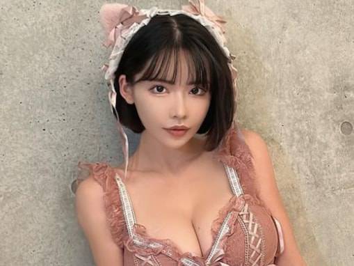 深田えいみ、「拾って下さい！」谷間あらわな猫ショットに「争奪戦ですね」「可愛いすぎひんか？」ファン歓喜