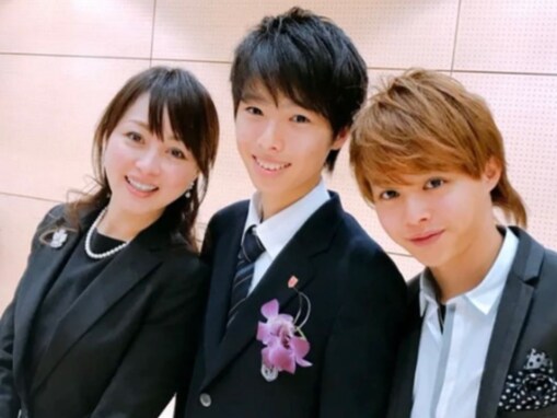 「オーラハンパない」渡辺美奈代、イケメン息子らとの入学式・卒業式コーデに反響！ 「自慢のママ」