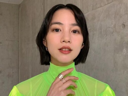 のん（能年玲奈）、鮮やかドレス姿で“9頭身”スタイル披露！ 「存在感がすごい」「手きれーい！」