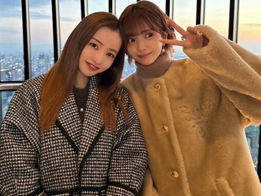 「遠近やば！」板野友美、“小顔”ツーショットに「遠近法されても気にしないともちん」と注目集まる