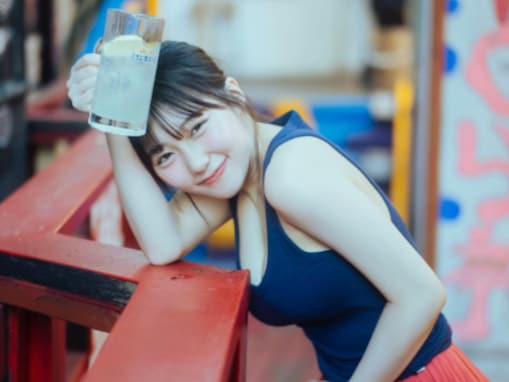 「メロンやん」田中美久、谷間ちらりな昼飲みショット！ 「お胸の破壊力がハンパない」「おっぱい凄い」