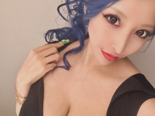 「胸に目がいきます」加藤紗里、谷間あらわ＆生脚ちらりな姿に「おっさんには刺激が強すぎるわ！」反響