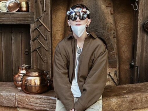 山田涼介、ディズニー満喫ショット公開！ 「激混みで涼介くんバレてないの凄」「仲良すぎやろ可愛い」