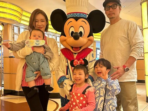 「幸せいっぱい頂きました」黒木啓司、家族でのディズニーショットを公開！ 「最後のけじさんジワるw」