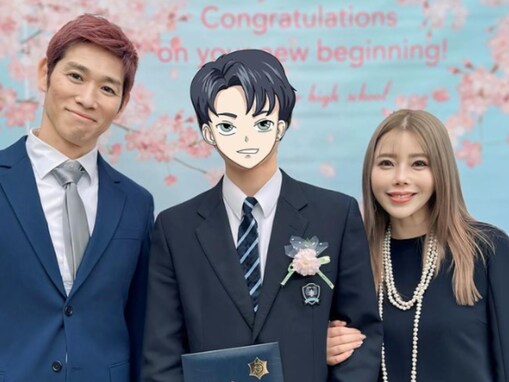 レイザーラモンHGの妻・住谷杏奈、息子の卒業式に家族ショット！ 「高校生の息子が居るとは思えないママ」