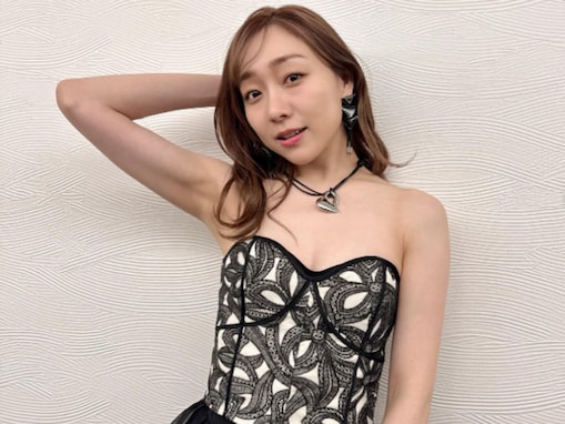 「谷間がセクシー」須田亜香里、胸元チラ見え＆肩出し衣装姿を披露！ 「世界で1番エロ可愛い」