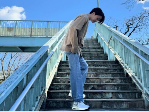 「しんどいかわいい」菊池風磨、歩道橋でのプライベートショットに「世界一歩道橋が似合うアイドル」の声