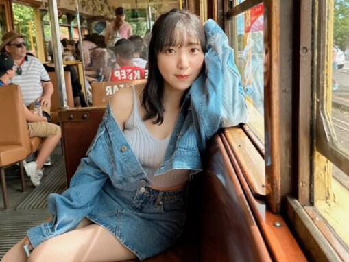 「デート目線感好き！」豊田萌絵、“移動中”電車内で谷間ちらり＆美脚あらわな姿披露！ 「かわいすぎ」