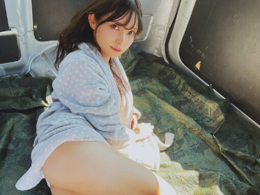 「履いてますよね？」似鳥沙也加、美尻がギリギリまで見えた際どいショット披露！ 「引き締まっていてタイプ」