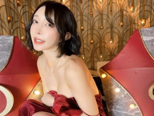 「妄想してしまいます」まいてぃ、“肩紐落ちちゃった”脱げかけドレス姿に反響！ 「そのまま脱がせたい」