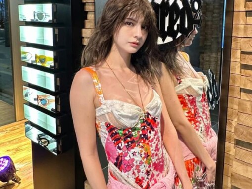 「可愛すぎてため息」マギー、圧巻スタイル際立つ肌見せコーデで美脚披露！ 「セクシーな服やなぁ」