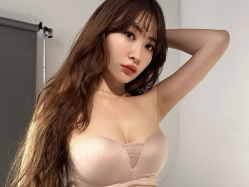 「ええ身体」小嶋陽菜、美谷間あらわ圧巻ランジェリー姿披露もツッコミ殺到！ 「AIに触れてなくて草」