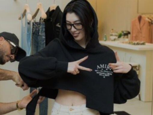 三吉彩花、へそピアスが輝くウエストアップショットを披露！ AMIRIのパーカーを切り裂く個性派コーデ