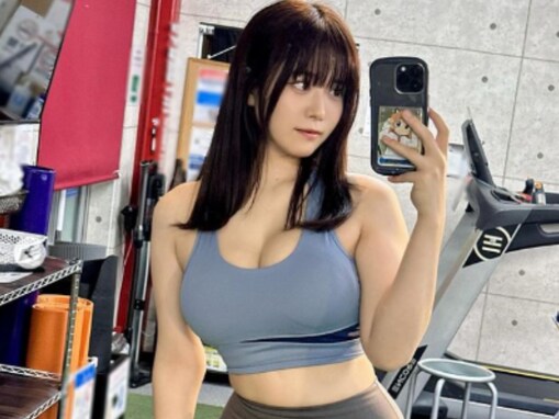 「絶対に痩せないでください」二刀流グラドル・東雲うみ、“過去最高体重”でムチムチボディ披露！ 「えっちだ」