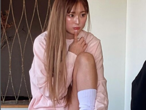 ゆうちゃみ、パンツ丸見え＆美脚あらわなルーズソックス姿！ ナチュラルメイクで超ツヤツヤ美肌も披露