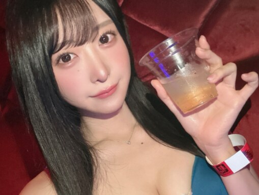 「めちゃんこたまらん」真島なおみ、美谷間あらわな“乾杯”ドレスショット！ 「魅力溢れる美しい輝きです」