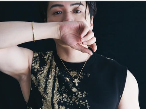 「腕枕されたい」菊池風磨、色気あふれる脇見せショットにファンもん絶！ 「色気ムンムンすぎて過呼吸」