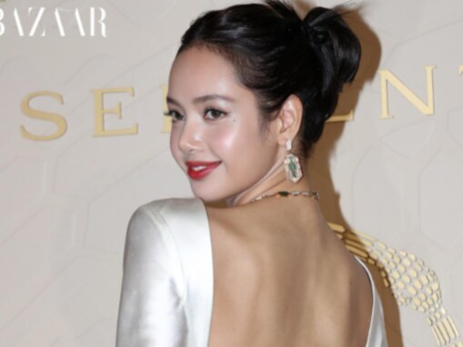 BLACKPINK・リサ、背中丸出しセクシードレスで“10頭身”圧巻スタイル披露！ 美脚あらわ＆谷間もちらり