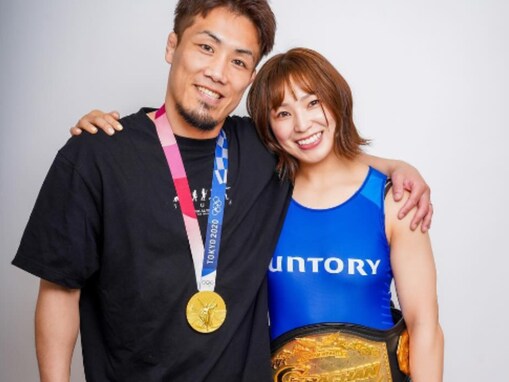 「ラブラブやん」レスリング金・川井友香子、イケメン夫との試合着ツーショットに反響！ 「お似合い」