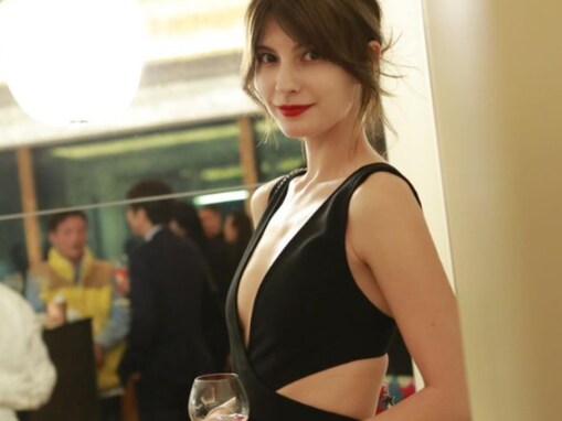 「まじ女神」マギー、大胆肌見せの色っぽドレス姿に「見とれちゃう」「綺麗すぎる」と大反響！