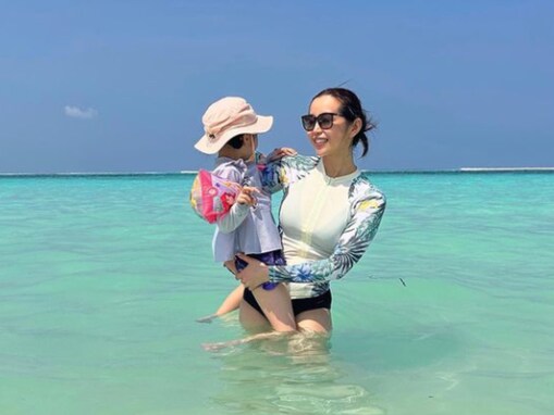 PINKY、太ももちらりなラッシュガード風の水着姿を披露！ 娘と共にモルディブの海を満喫