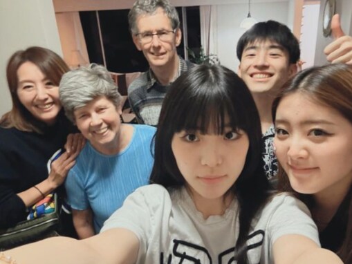 「いい家族写真だっ」つるの剛士、長男と次女のホストファミリーを公開！ 「娘さんたち可愛いです」