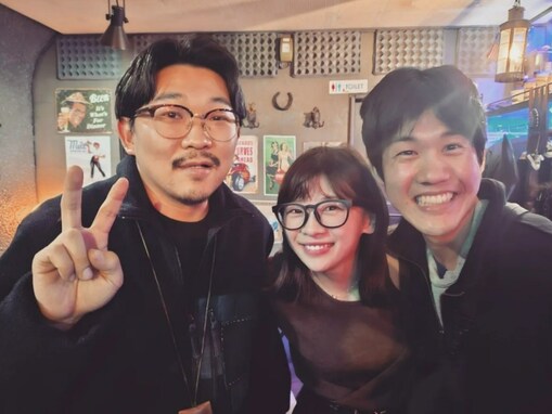 「兄対決！」伊藤沙莉、“ダブルお兄ちゃん”とのスリーショットに反響！ 「日本があこがれる兄妹」