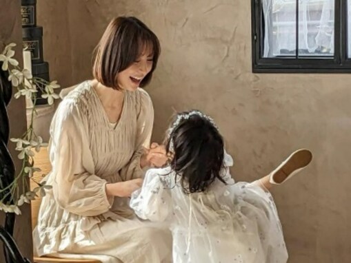 「天使と女神」篠田麻里子、4歳愛娘との親子ショットに「素敵な親子写真」「輪郭と口が一緒」の声！