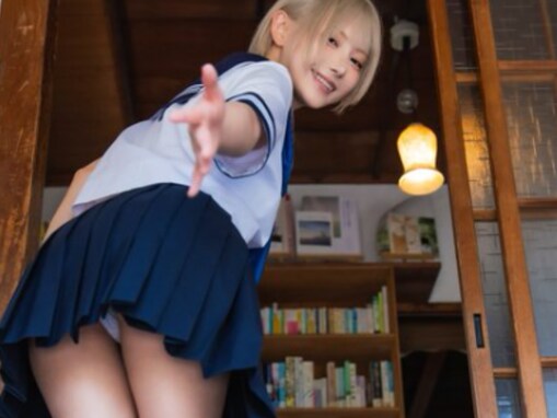 「大好物です」篠崎こころ、スカートの中が丸見えな悩殺ショットにファンもん絶！ 「反則的に可愛い」