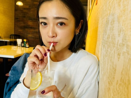 「え。大学生？」安達祐実、レモンスカッシュを飲む姿に「また若返ってる？」と驚きの声続出