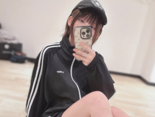 えなこ、短パンから生脚あらわなギリギリショット！ お尻が見えそうな際どい姿に「美味しそうな足」の声