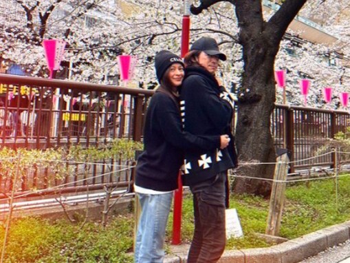 岩堀せり、夫・GLAYのTAKUROとの“ラブい”密着ショット公開！ 「涙がでる程、素敵な夫婦」「超理想です」