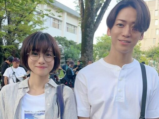 「最高に可愛いカップル」石原さとみ、亀梨和也との“初々しいカップル”ショット！ 「大学生に見えるの凄い」