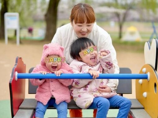 柳原可奈子、脳性まひの長女＆次女とのお花見ショットに「お子さん達の笑顔最高です」「素敵過ぎる」反響