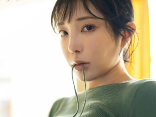 まいてぃ、下乳あらわなセクシーニット姿！ 『FRIDAY』グラビアでは「Tバックをまさかの…!?」と気になる告知