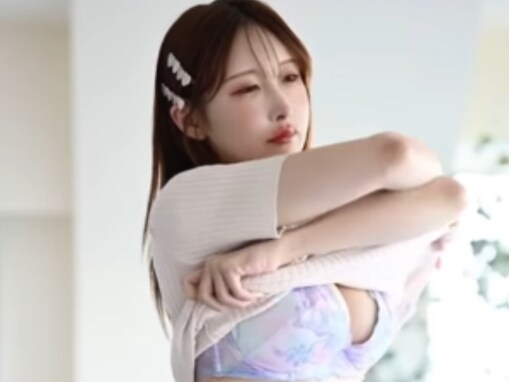 「すごいフェロモン」うんぱい、下着丸見え脱衣ショットに反響！ 「オッパイ魅力的」「鼻血ブ〜」