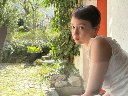 トリンドル玲奈、胸元チラ見えのタンクトップ姿を公開！ 超ベリーショートのイメチェン姿に大反響