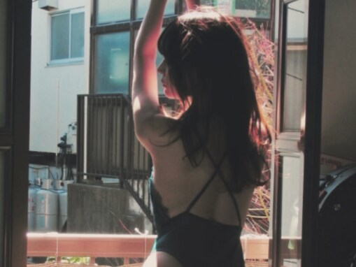 似鳥沙也加、美尻＆美背中あらわに！ 新写真集発表で芸術的バックショット披露 「セクシーな背中」