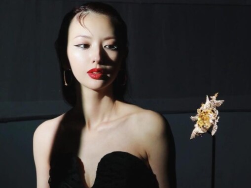 鈴木えみ、胸元ざっくり＆大胆肌見せのドレス姿を披露！ 色気あふれる姿に「お美しいです」の声