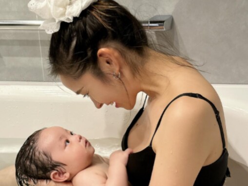 「かんわいいい」大森みち、水着姿で息子との入浴ショット公開！ 育児論に「素晴らしい」など称賛の声