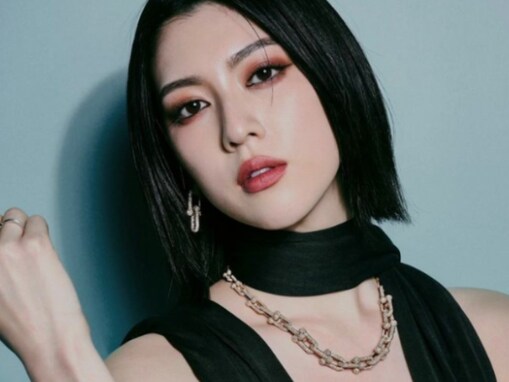 三吉彩花、胸元ざっくり美乳あらわな超大胆ドレスショット！ 谷間＆横乳もろ見えのセクシーな姿