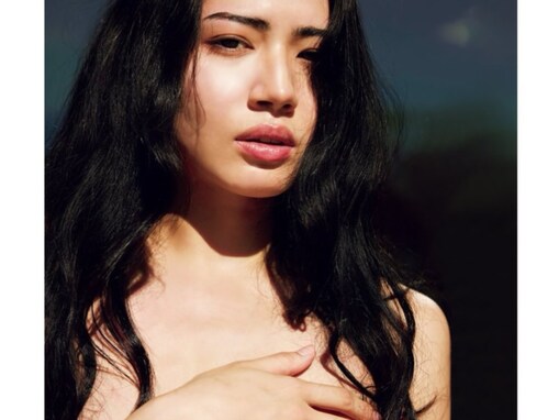 「10頭身の”神BODY”」ギャビー、“手ブラ”ショット公開！ 手からはみ出す豊満バストの持ち主