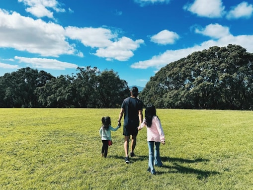 「めっちゃ素敵」水嶋ヒロ、妻・絢香が撮影した娘2人との家族ショットを公開！ 「夫婦愛が伝わります」