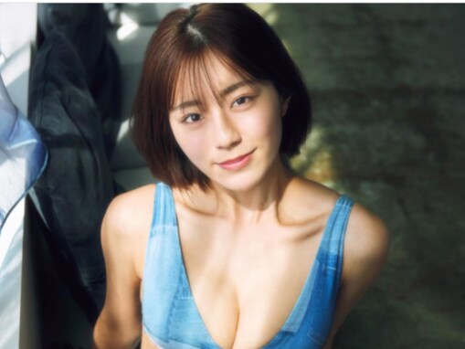 国立音大卒・井手美希、美谷間あらわな水着ショット！ 「見応え抜群のグラビア」「おへそ好きです」