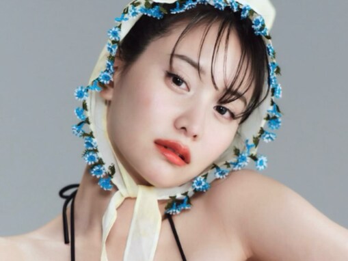 永尾まりや、美乳＆脇あらわな水着姿を披露！ 色っぽい表情でカメラを見つめるセクシーショット