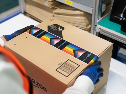 アマゾンジャパン、プライドテープ施策発表もリプ欄が“地獄”と化す「日本にいかに差別があるかを証明していますね」